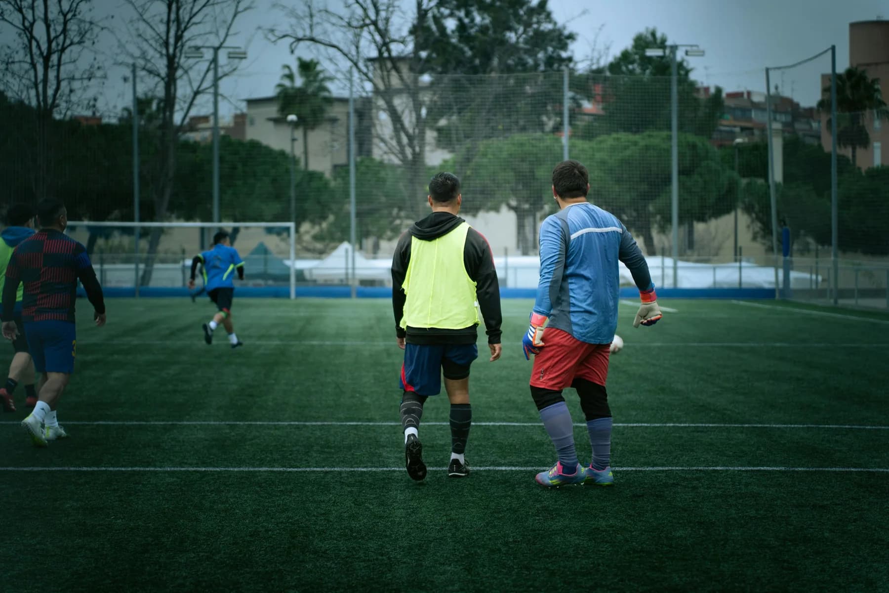 Des joueurs se préparent sur un terrain avant une séance
