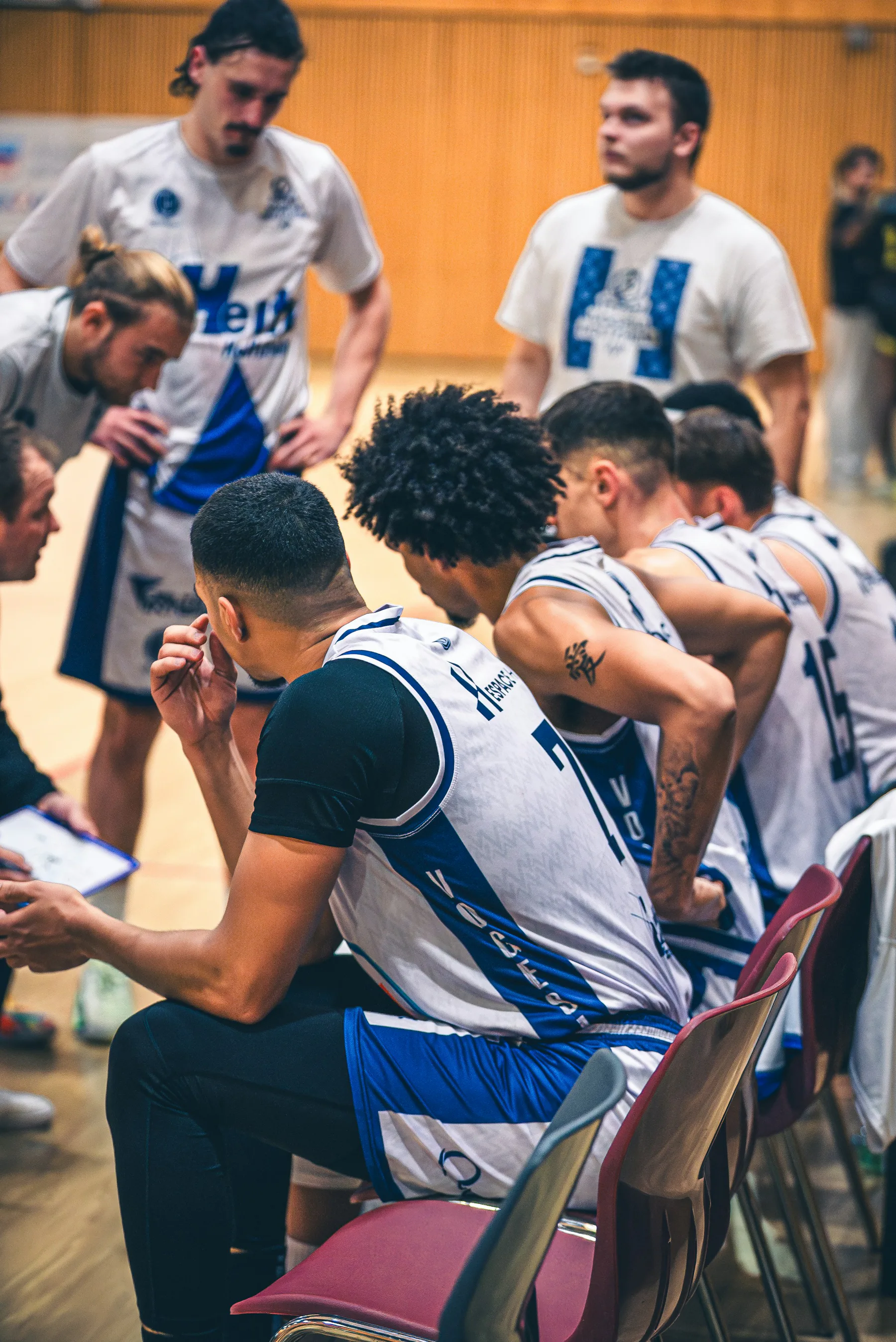 Une équipe de basketball se rassemble pendant une pause de match