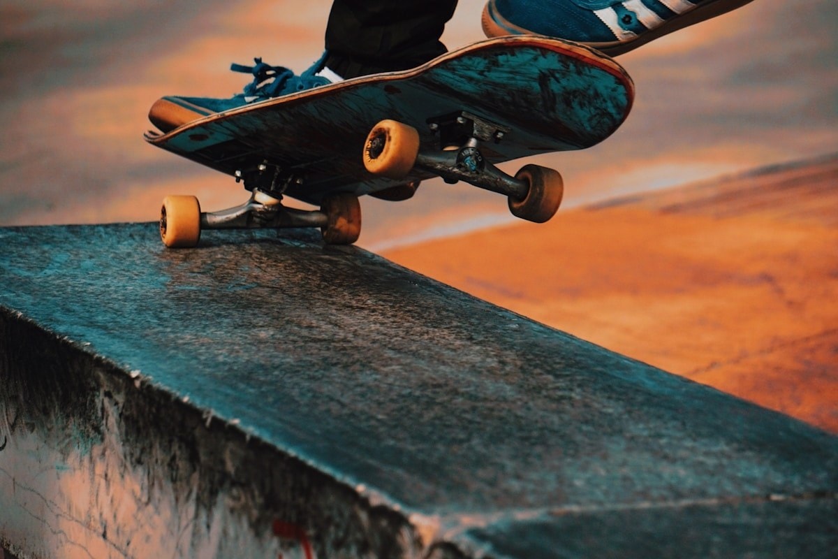 Athlètes de Planche à roulettes en pleine action