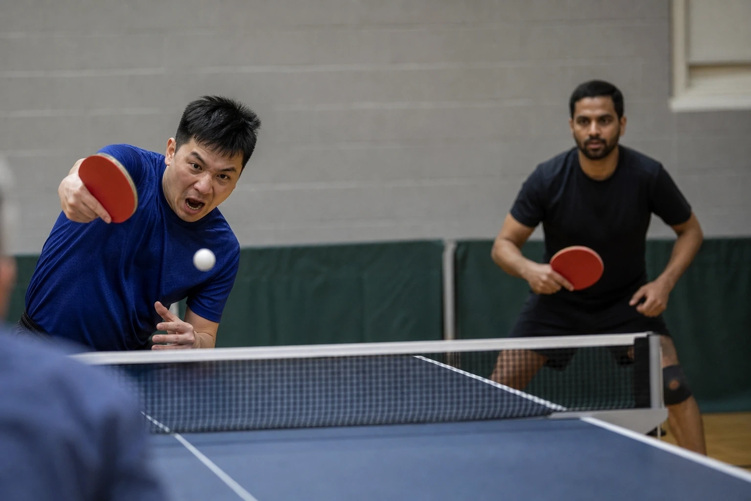 Athlètes de Tennis de table en pleine action