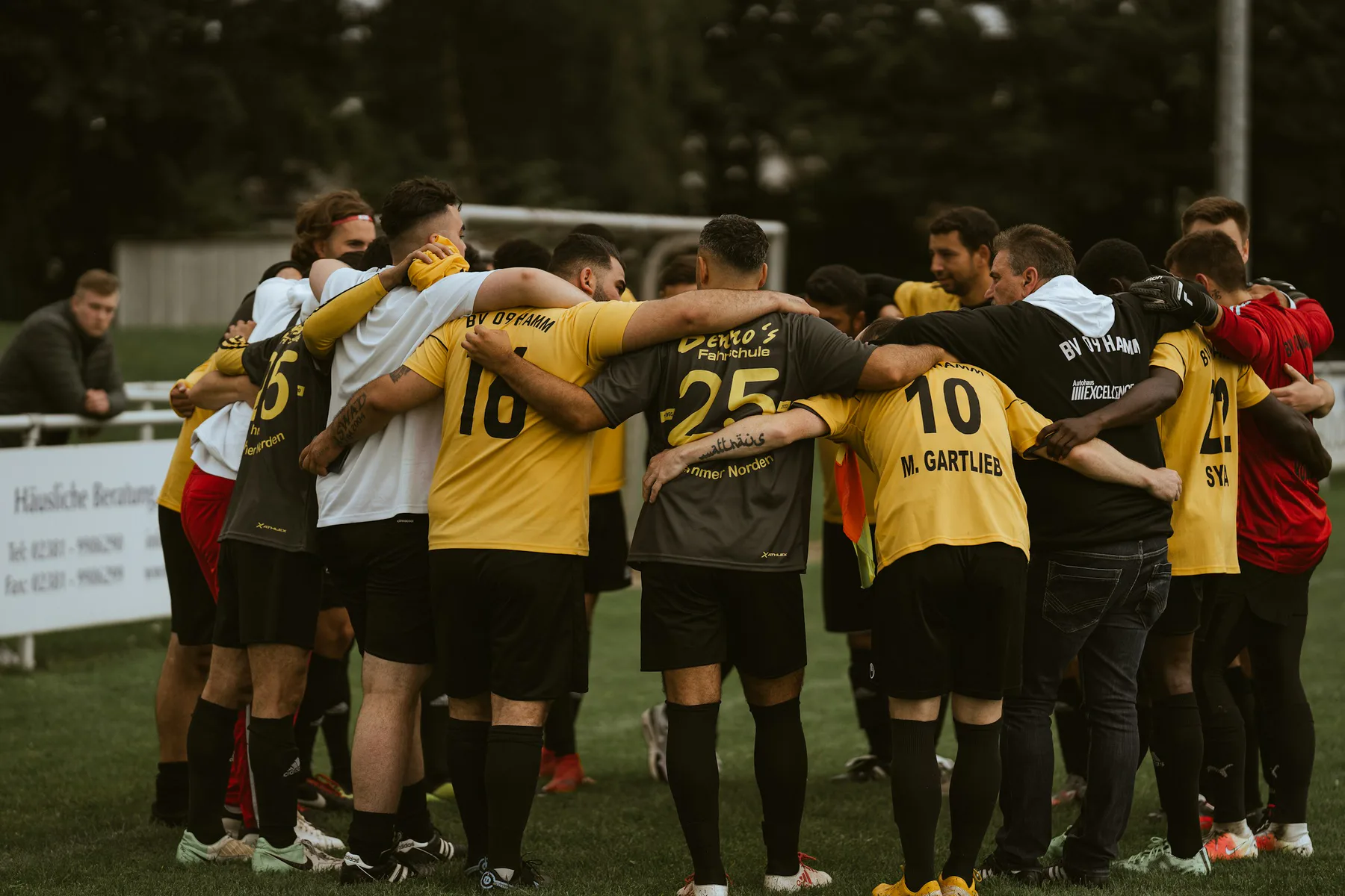 Équipe sportive réunie avant un match